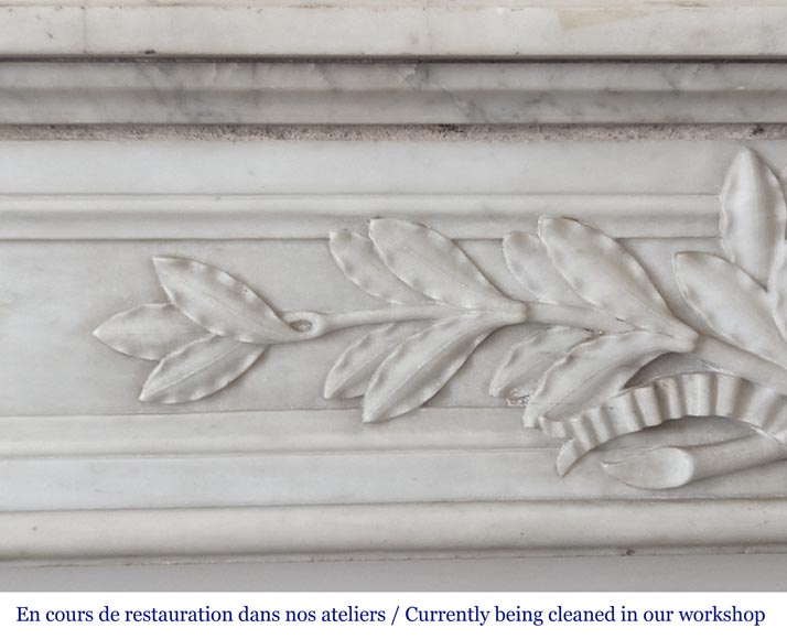 Cheminée de style Louis XVI à couronne de laurier sculptée en marbre de Carrare-2